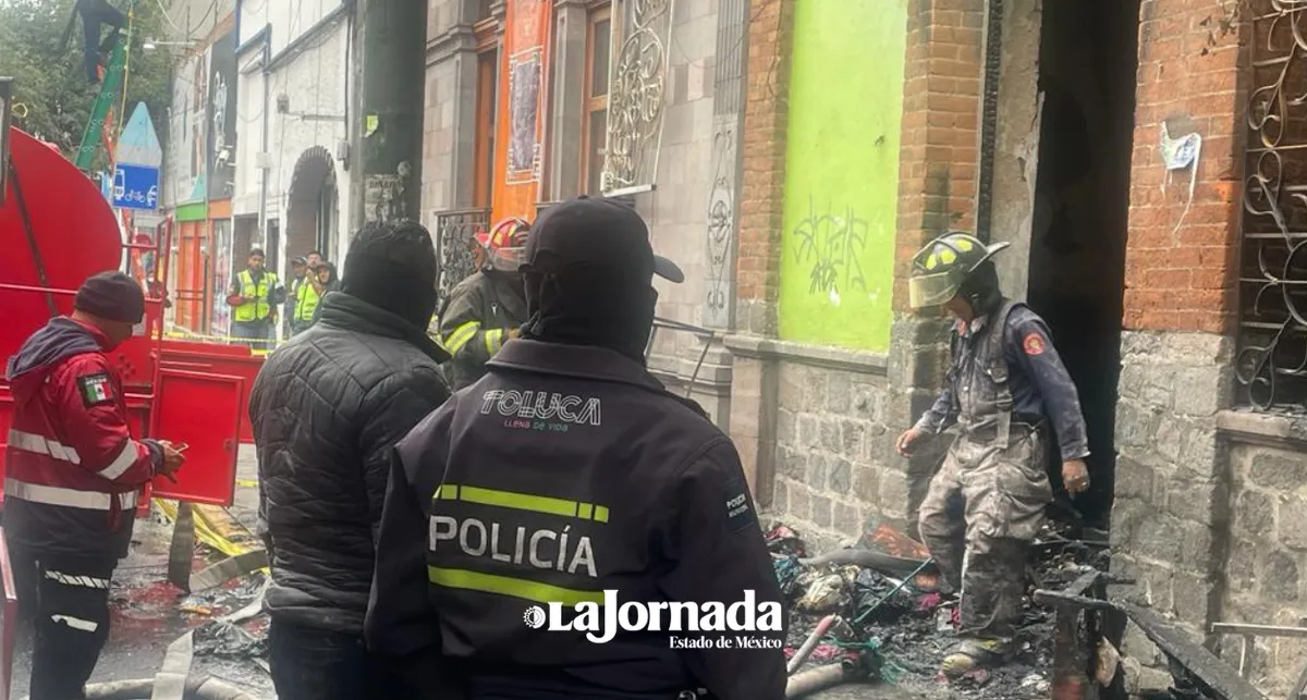 Toluca: Se incendia bazar a un costado del Museo del Alfeñique
