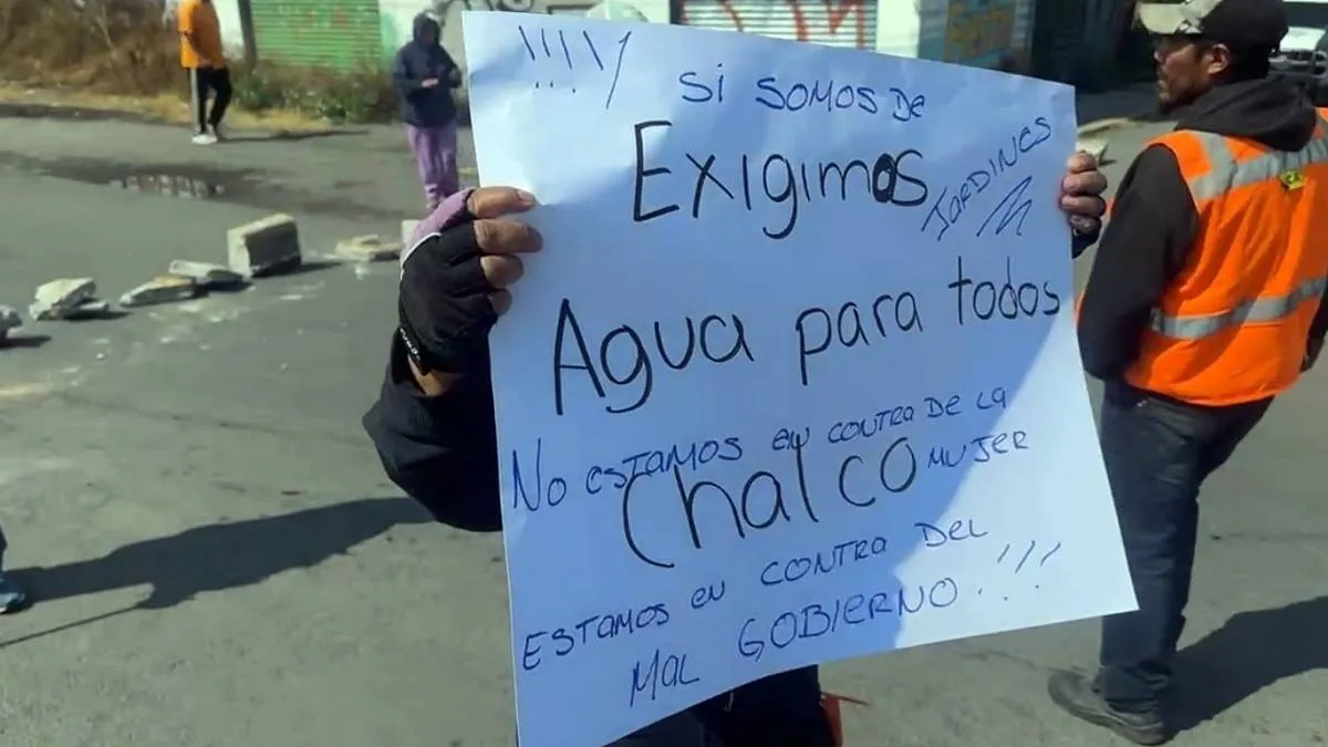 Vecinos bloquean la carretera Chalco-Mixquic, exigen agua