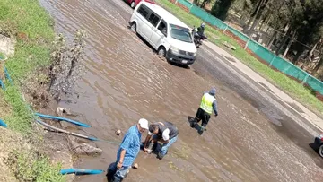Choferes de transporte público desalojan agua estancada en periférico