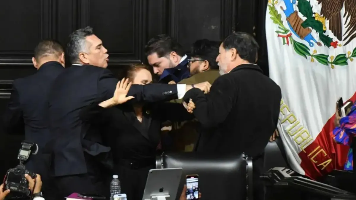 Los senadores Alejandro Moreno, del PRI y Gerardo Fernández Noroña, de Morena, se enfrentaron a golpes. 