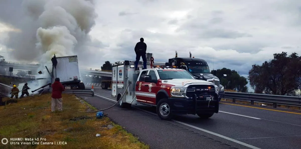 Tráiler choca y se incendia en autopista de Acolman [VIDEO]
