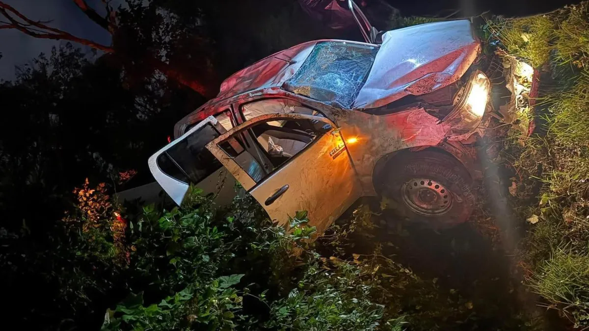 Rescatan a tres personas luego de que una camioneta cayera a un barranco en Tenancingo