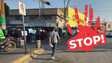 Mototaxistas bloquean Av. Pantitlán en Neza para denunciar extorsiones y pedir apoyo de autoridades ante amenazas contra trabajadores.