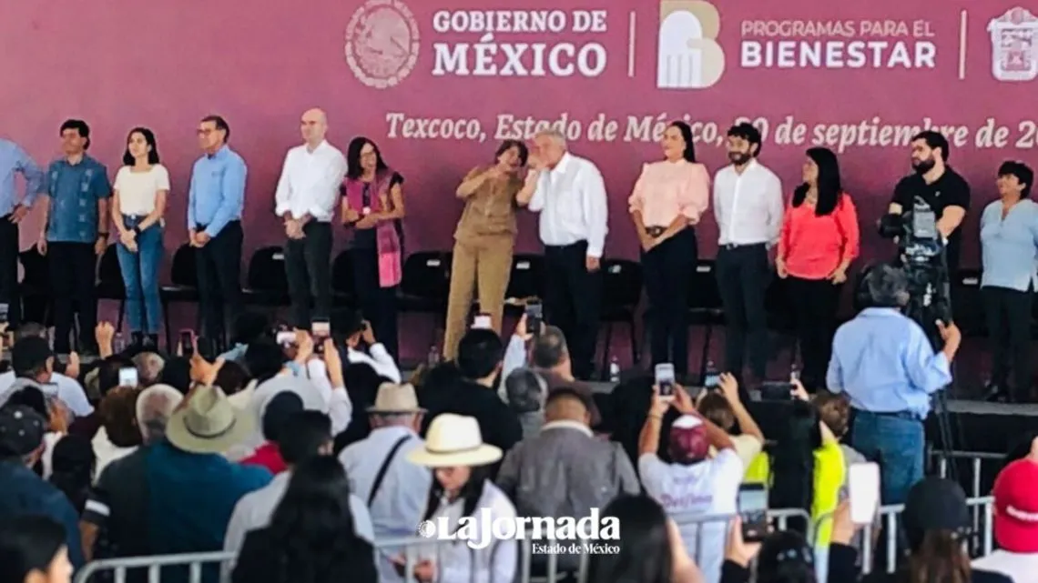 AMLO besa mano a gobernadora y alcaldesa de Texcoco tras polémica generada en Tecámac