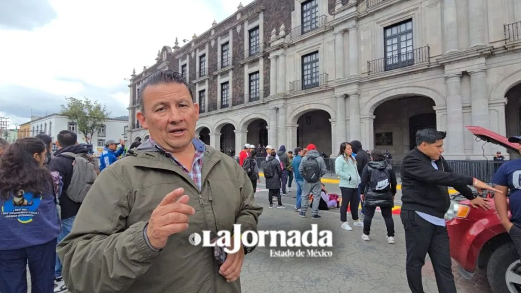 Maestros del Valle de México de la CNTE se manifiestan frente a Palacio del Edomex
