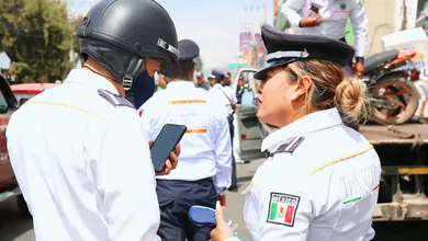 Se aclaró que únicamente personal femenino (mujeres), identificado con uniforme negro con vivos naranjas, serán responsables de aplicar las multas de tránsito en Tlalnepantla.