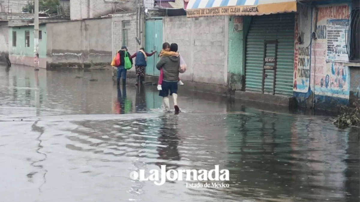 Familias de Chalco cumplen diez días inundados
