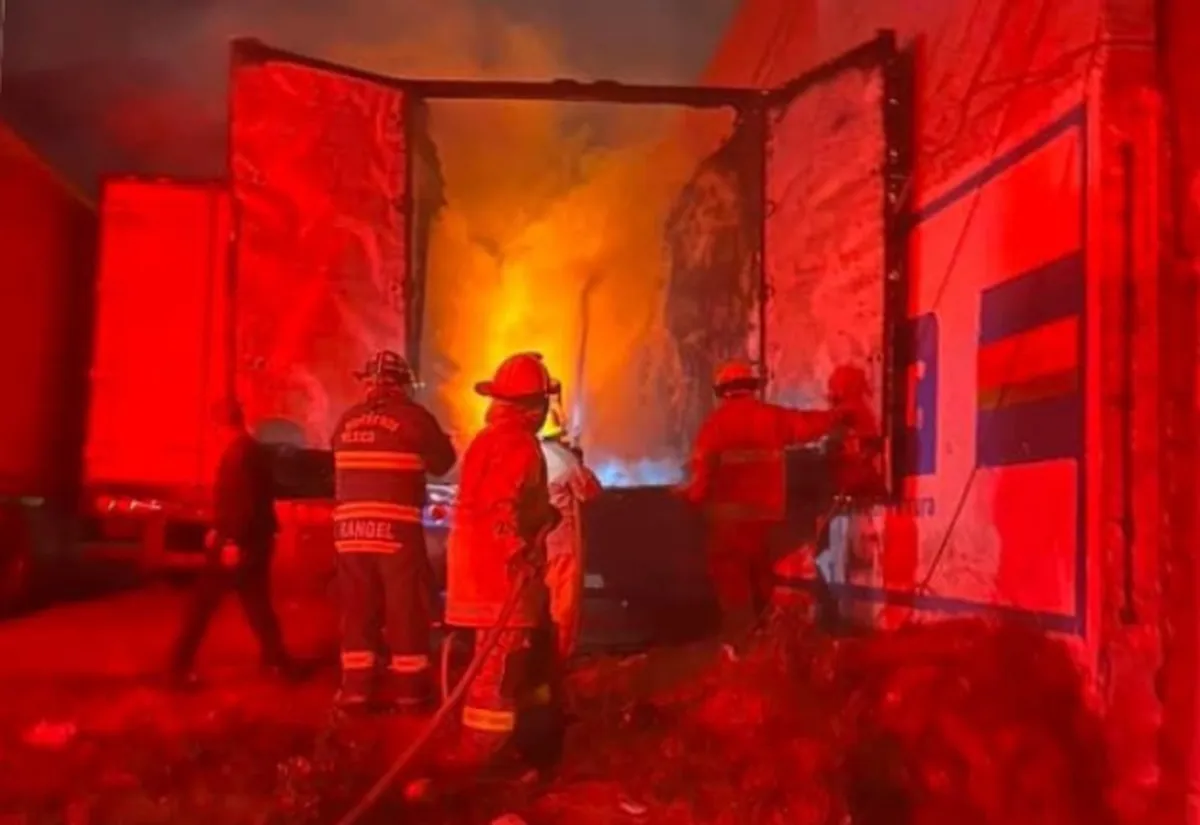 Incendio consume dos cajas de tráiler estacionadas el municipio de La Paz