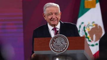 Andrés Manuel López Obrador sin mencionar a la candidata a la presidencia del Frente Amplio por México, expresó que el excanciller debido a su popularidad podría mandarla al tercer lugar de la carrera presidencial. Foto: Presidencia