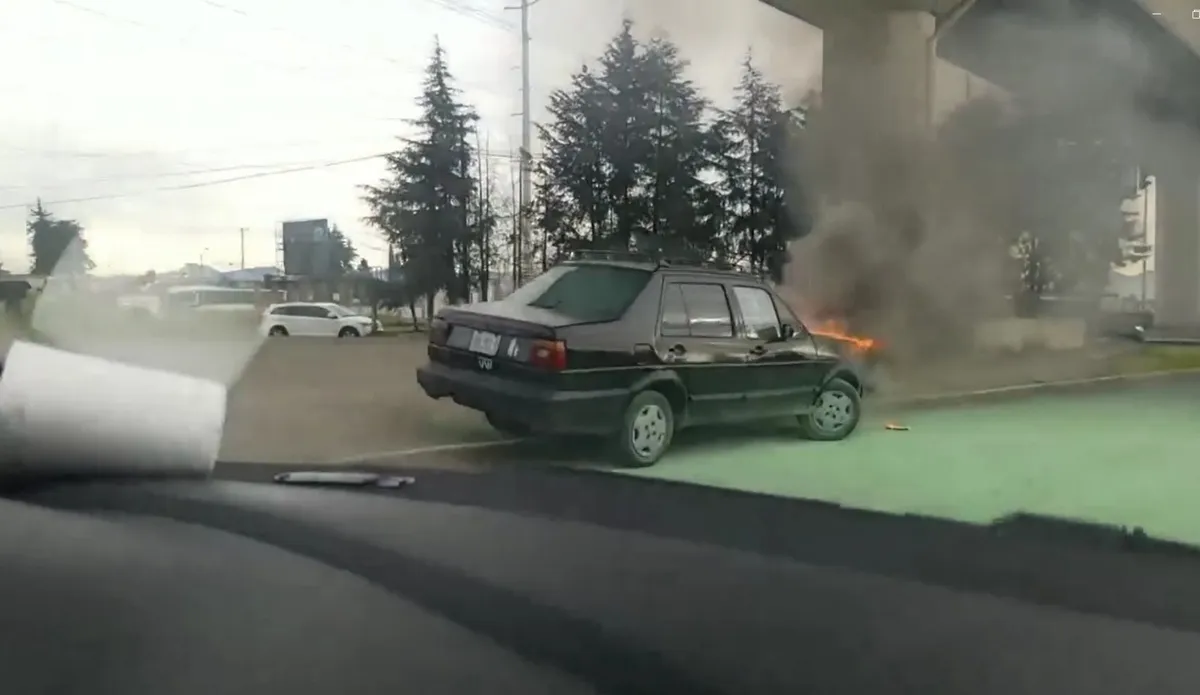 Toluca: Vehículo se incendia en vialidad Las Torres a la altura de Díaz Mirón