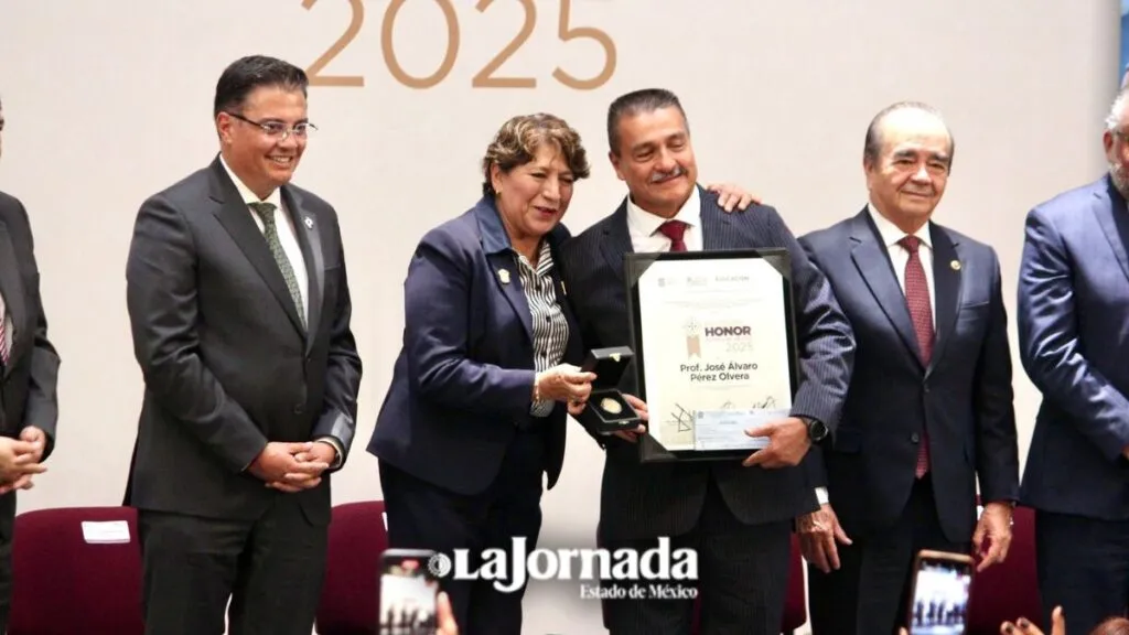 Delfina Gómez anuncia basificación a maestros y entrega Presea Honor