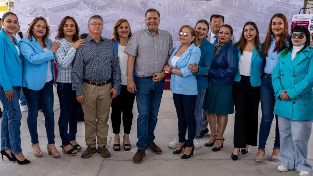 Ricardo Moreno dignifica escuelas toluqueñas con la entrega de arcotechos
