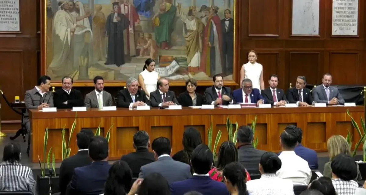 Legislatura Edomex recibió de propia mano de Delfina Gómez su 1er informe de Gobierno