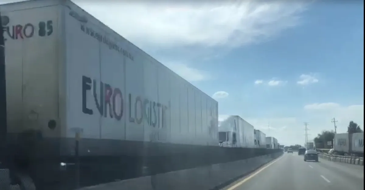 Volcadura desquicia el Circuito Exterior Mexiquense