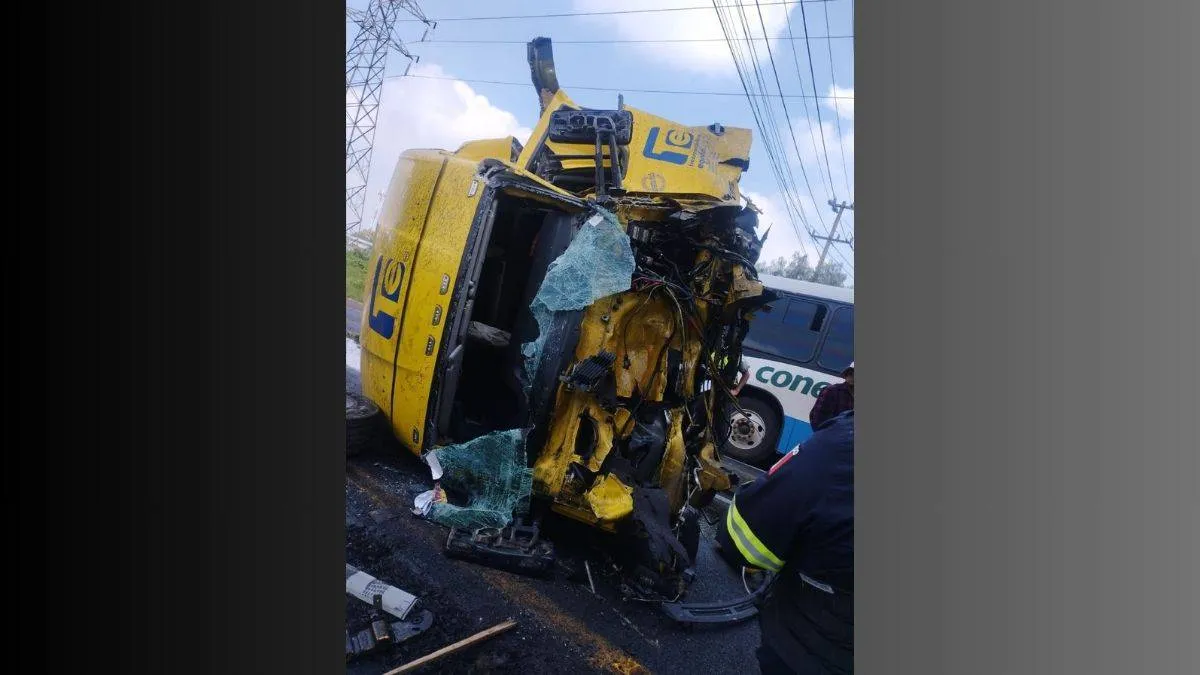 Tráiler se impacta contra base de un puente en la México-Pirámides