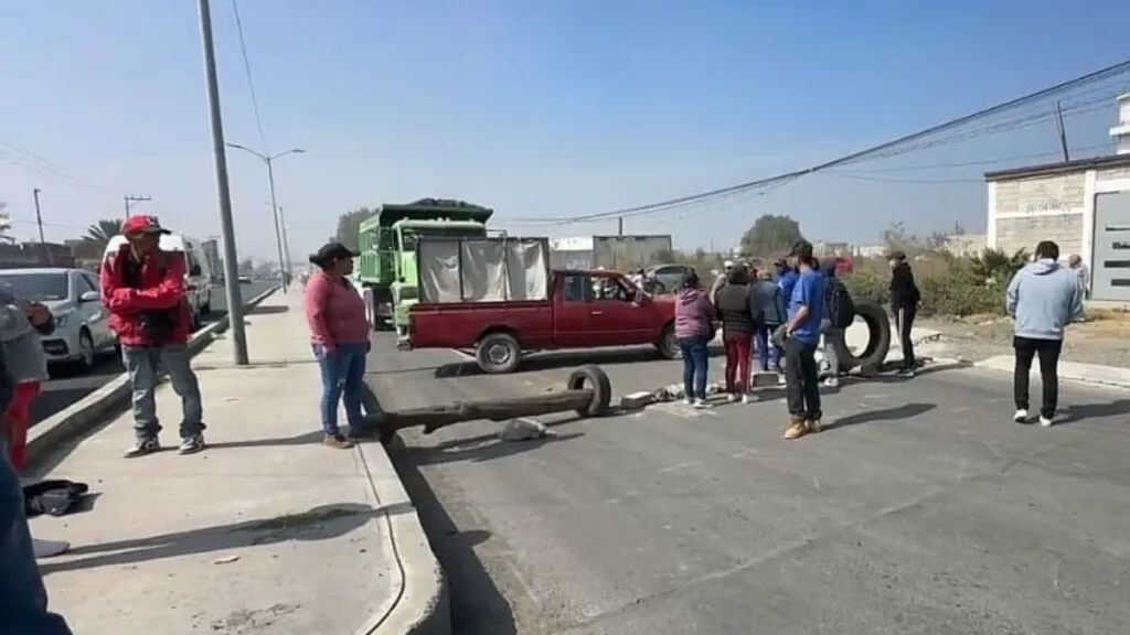 Vecinos de Chalco bloquean la Chalco-Tláhuac por falta de agua