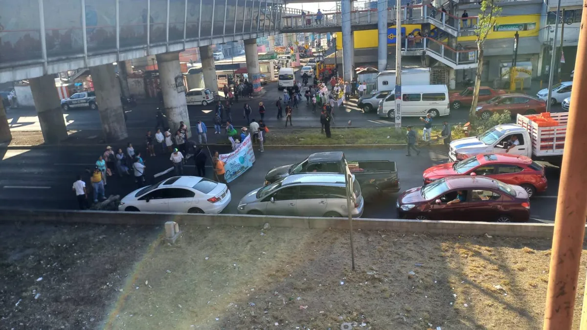 ¡Avenida Central en Ecatepec se encuentra bloqueada! Toma tus precauciones