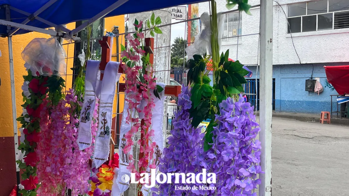 Albañiles celebran el Día de la Cruz en Toluca
