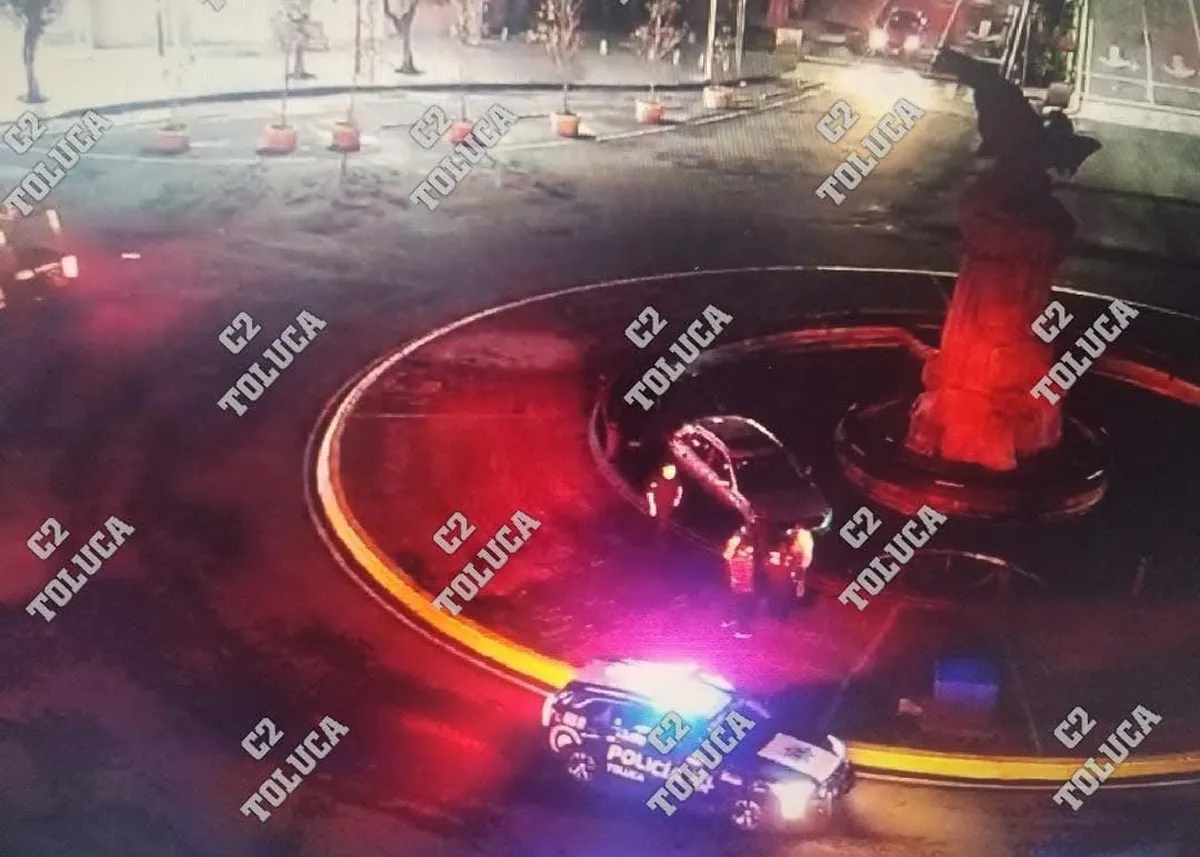 Auto termina en glorieta del Monumento al Águila en Toluca