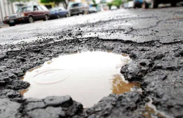 Edomex: baches ponen en peligro a automovilistas, lo registran en video