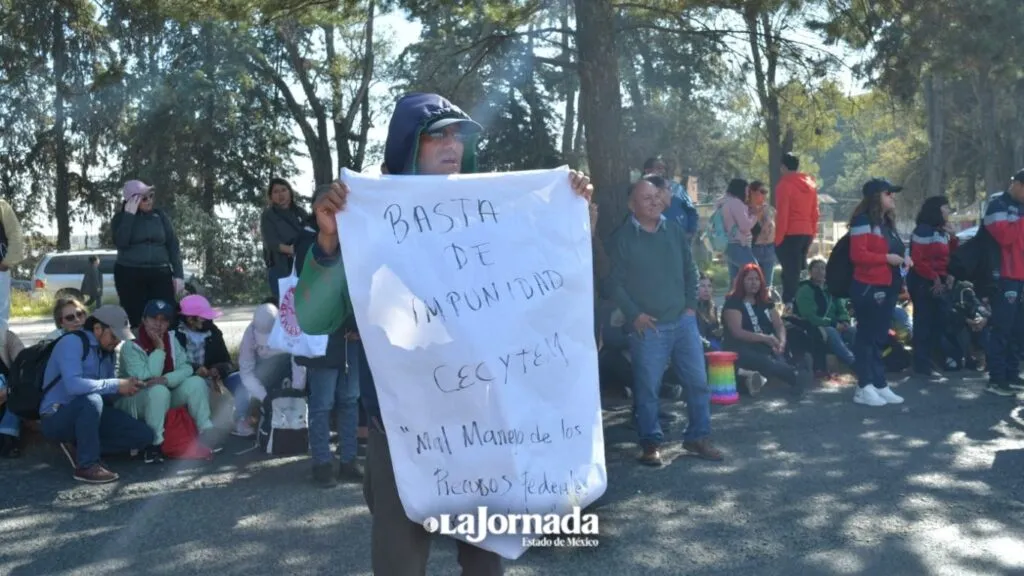 Maestros de CECyTEM bloquean avenida Tecnológico y exigen homologación salarial