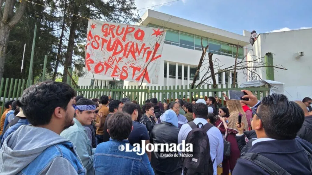 UAEMéx: Alumnos de Ciencias Políticas intentan desalojar a paristas