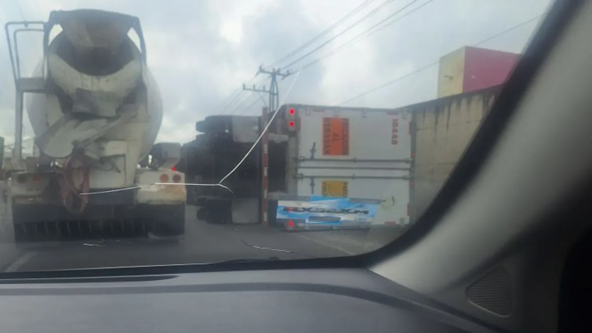[VIDEO] Tráiler volcado en el Circuito Exterior Mexiquense, a la altura de Cuautitlán Izcalli