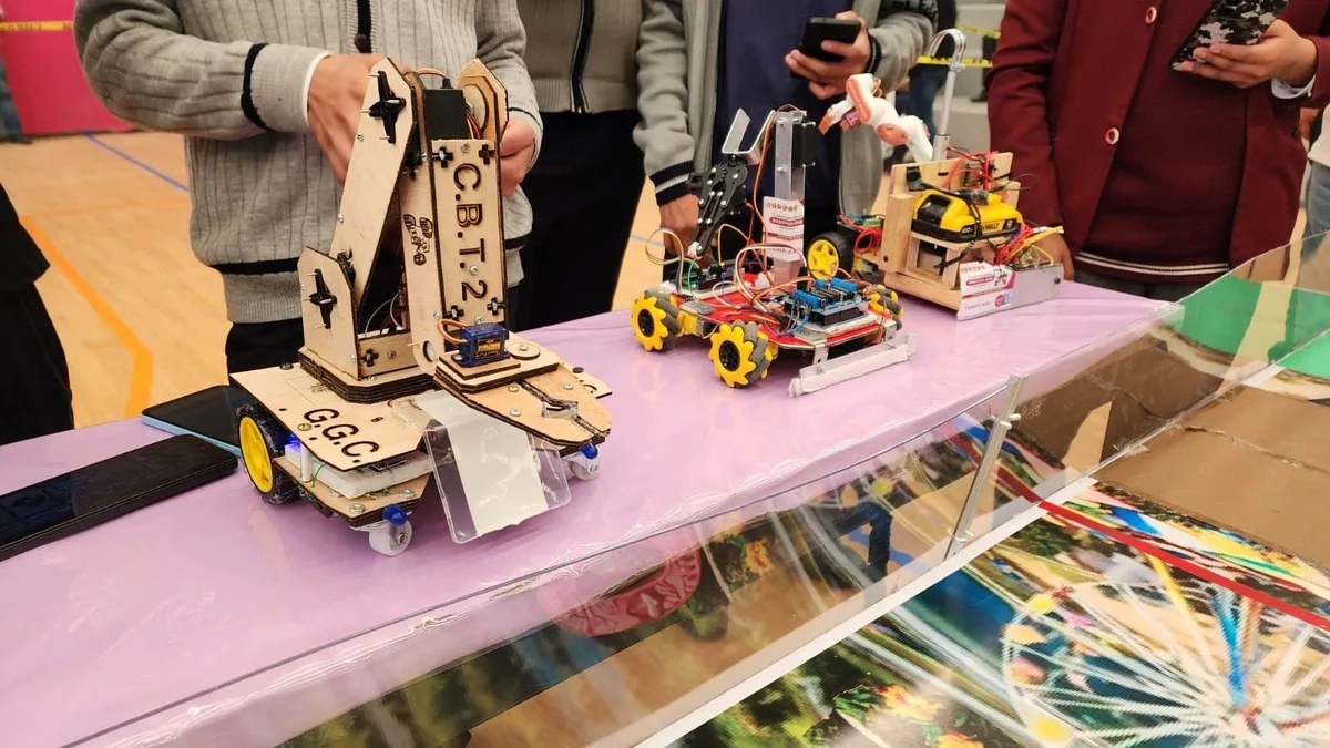 Jóvenes del Edomex desarrollan robots con materiales reciclados