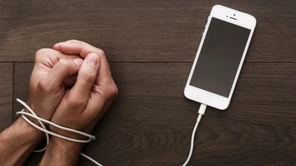 Uso excesivo del celular puede causar problemas de salud, advierten especialistas