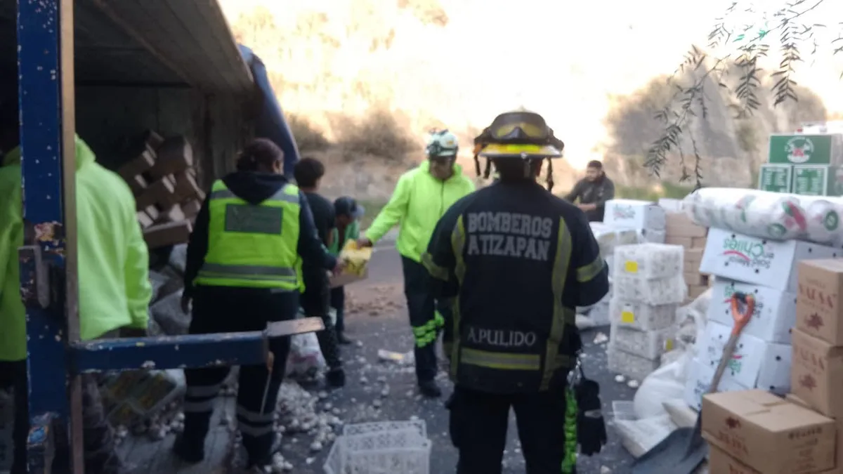 Volcadura de tractocamión en la Chamapa-Lechería moviliza a cuerpos de emergencia en Atizapán