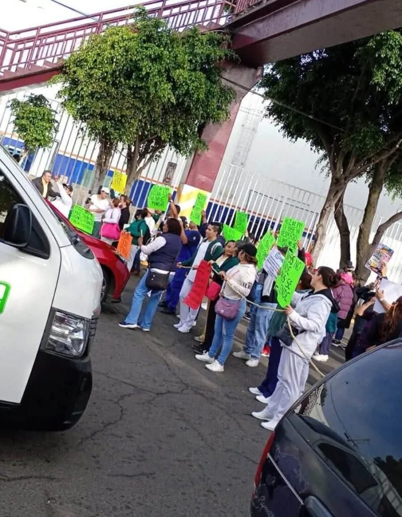 Bloqueo de trabajadores del IMSS provoca movilización en Naucalpan