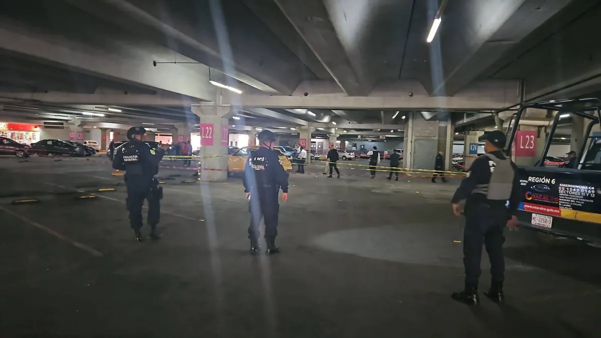 Coacalco: Abandonan automóvil con un cadáver en la plaza Cosmopol