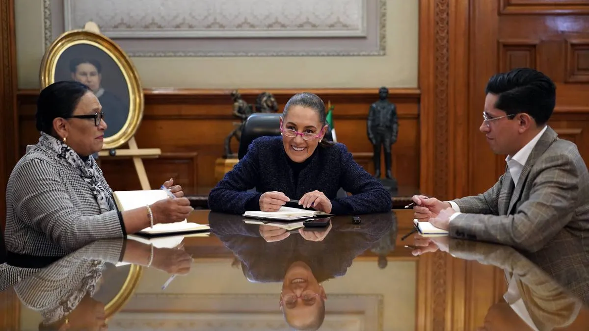 Sheinbaum realiza llamada con papa León XIV y le reitera invitación para visita a México