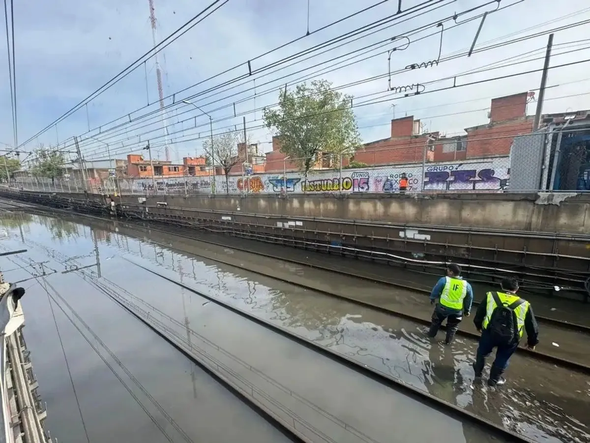 La anegación derivó en que el servicio operara de forma provisional de la estación terminal La Paz, en el Estado de México, a Canal de San Juan en ambos sentidos.