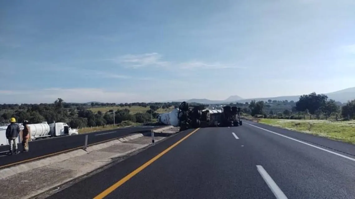 Tractocamión de diésel y gasolina vuelca en la México-Tulancingo; van 12 horas de cierre