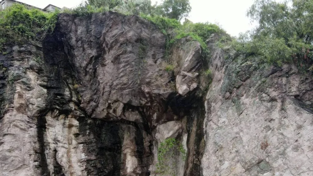 Desgajamiento de rocas en Tlalnepantla pone a 19 viviendas en riesgo