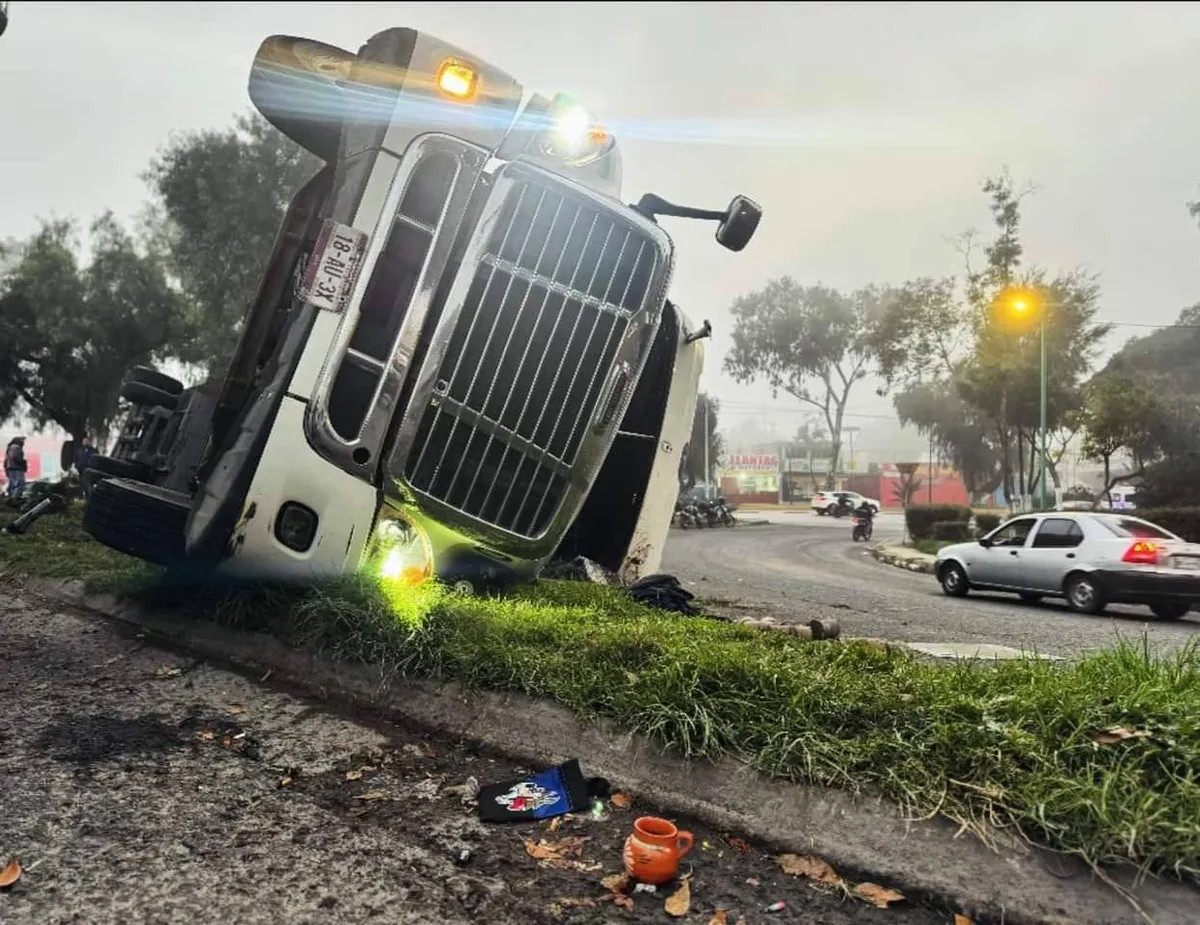 Ecatepec: Vuelca camión en la Vía José López Portillo