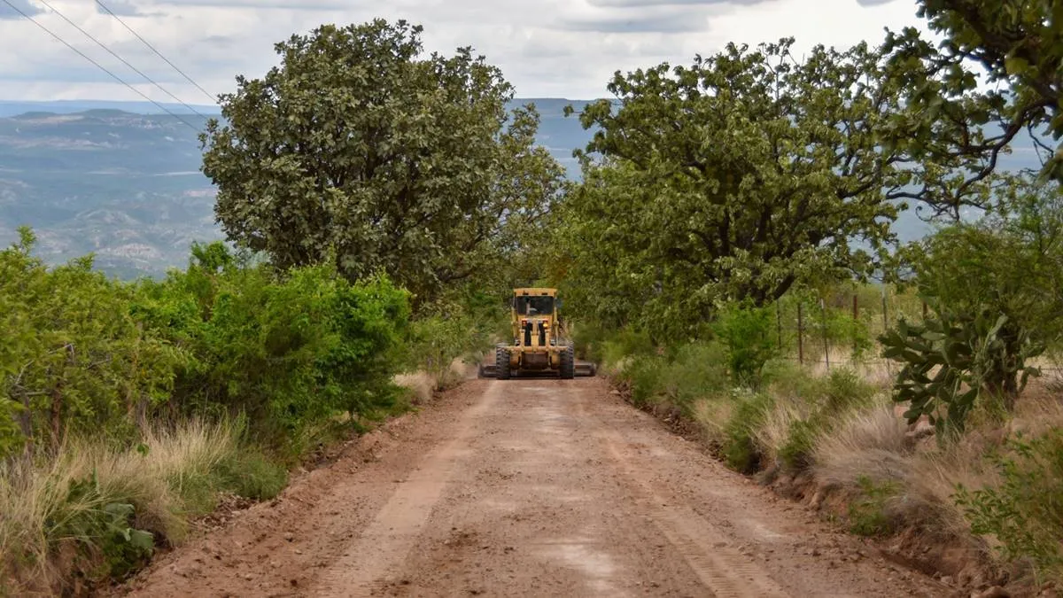 Edomex: Rehabilitan caminos saca cosecha en 60 municipios