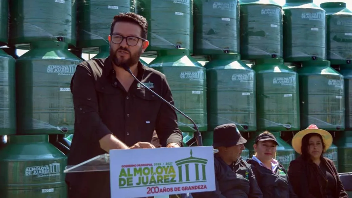 Adolfo Solís entrega 2 mil tinacos en Almoloya de Juárez