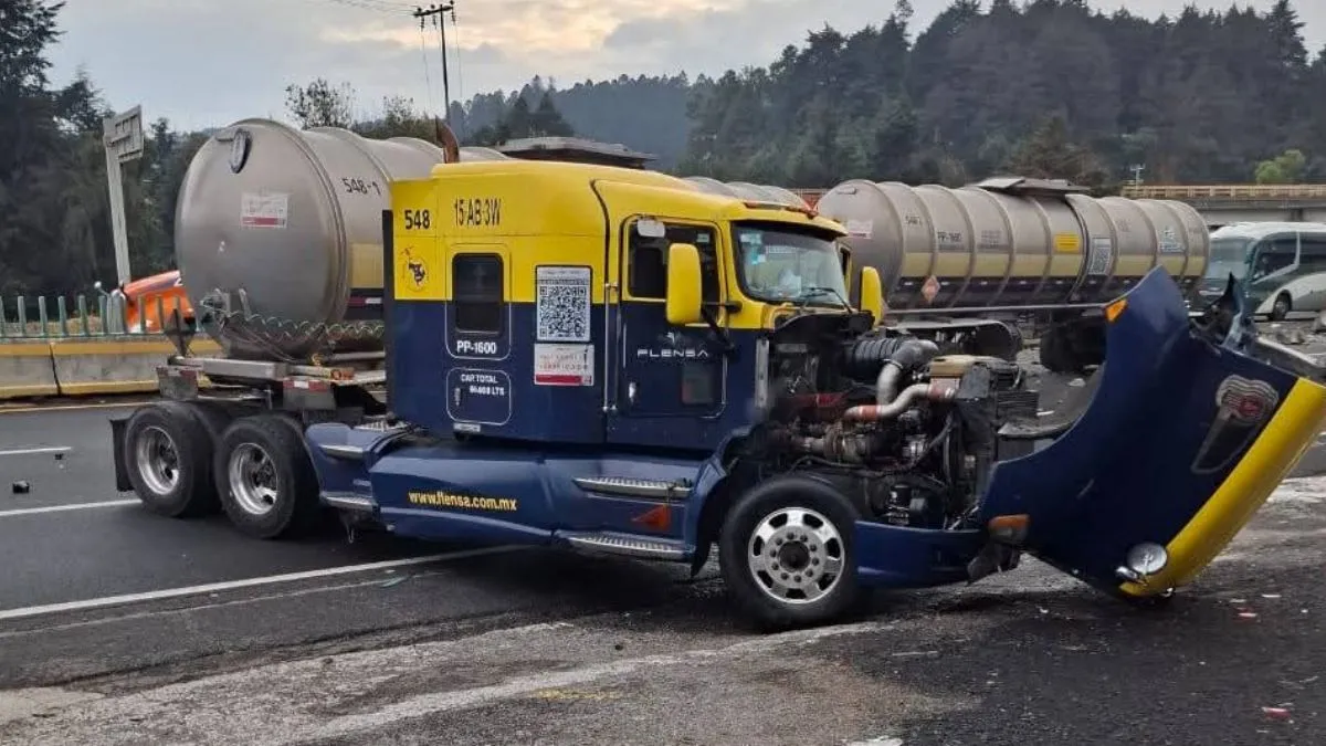 Autotanque se accidenta y bloquea la México-Toluca