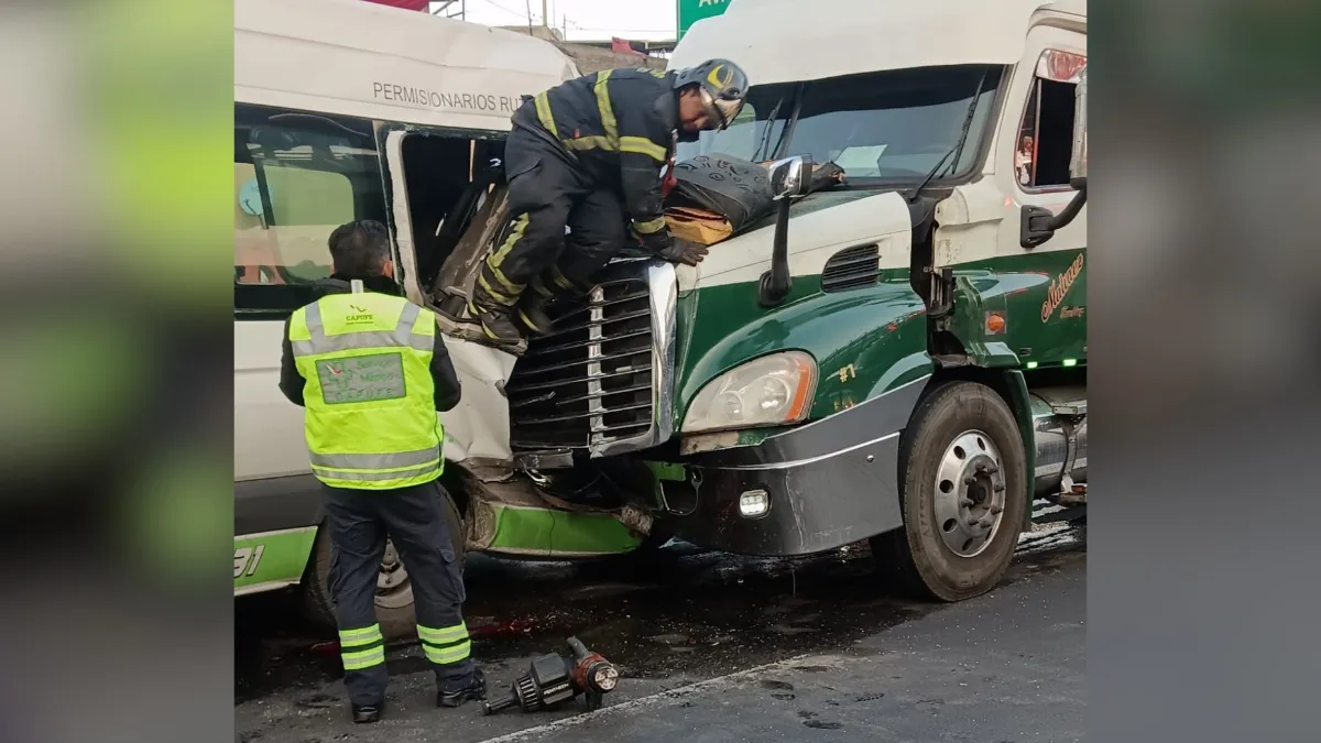 Torton choca contra camioneta de pasajeros en la México – Puebla; 5 lesionados