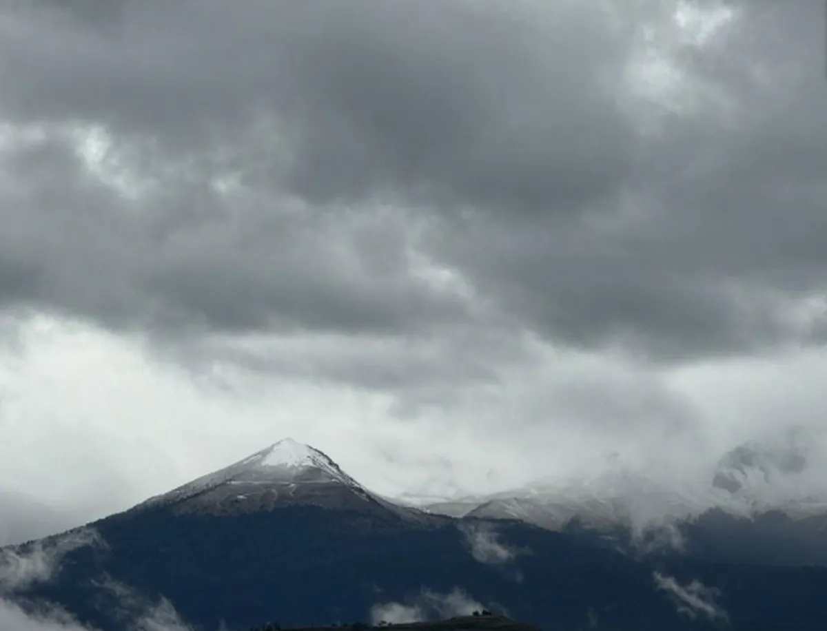 Iztaccíhuatl y Popocatépetl: Se pintan de blanco volcanes en el Edoméx
