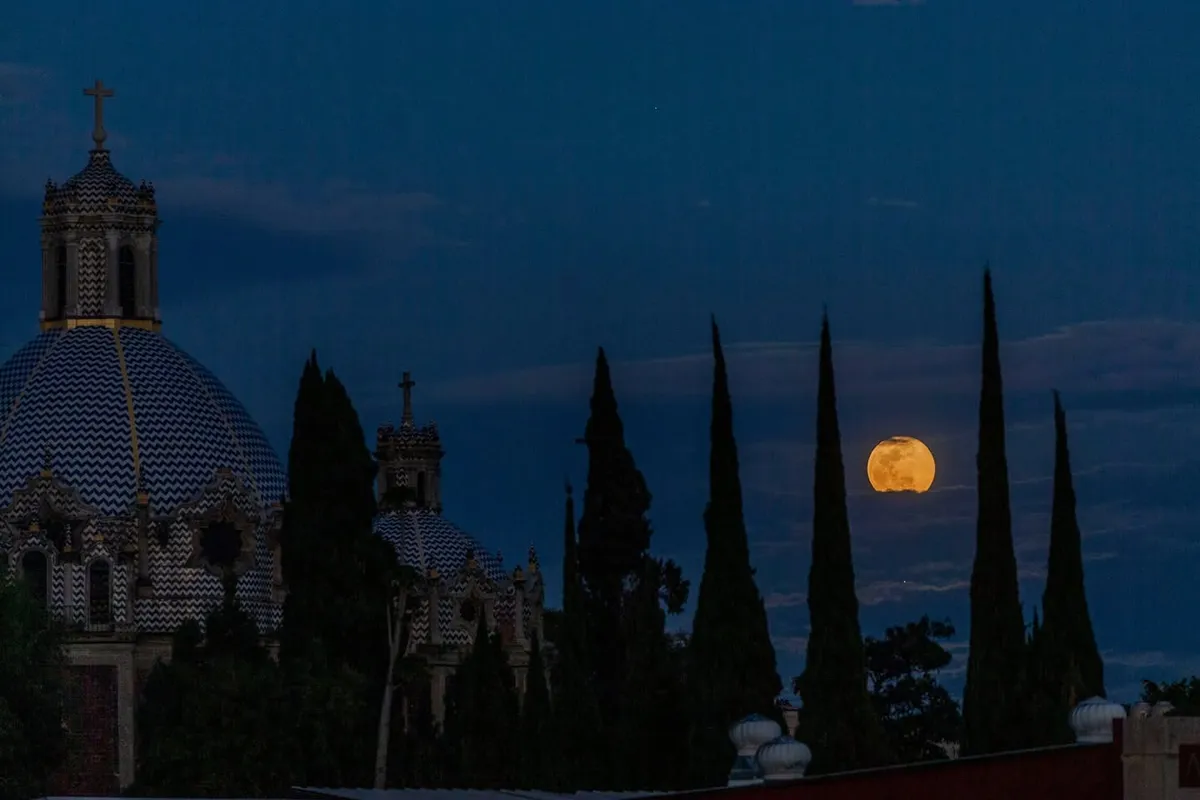La Luna de Lobo ilumina el cielo: la primera luna llena del 2025 cautiva al mundo