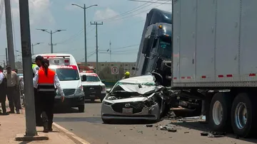 Automóvil queda aplastado entre dos tráileres en Tecámac