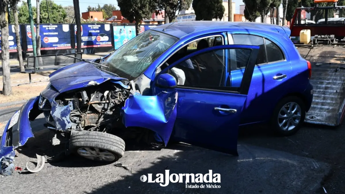 Reportan fuerte accidente vehicular en Toluca