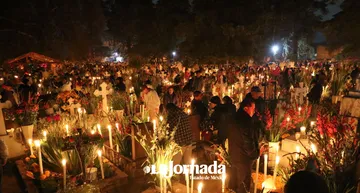 Calixtlahuaca: Celebran “Noche de Velas” en el panteón