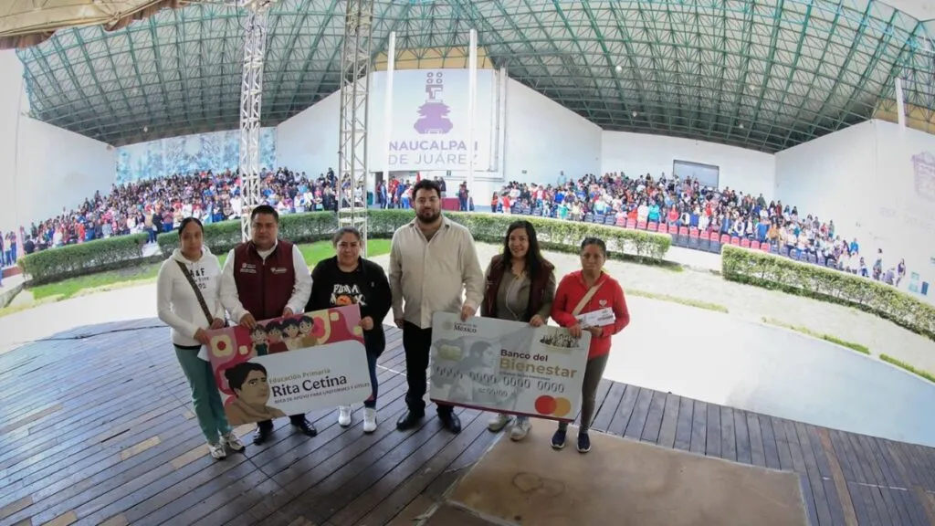 En Naucalpan de la mano del Gobierno de México, se consolida el apoyo a la educación, con la entrega de tarjetas de la Beca Rita Cetina