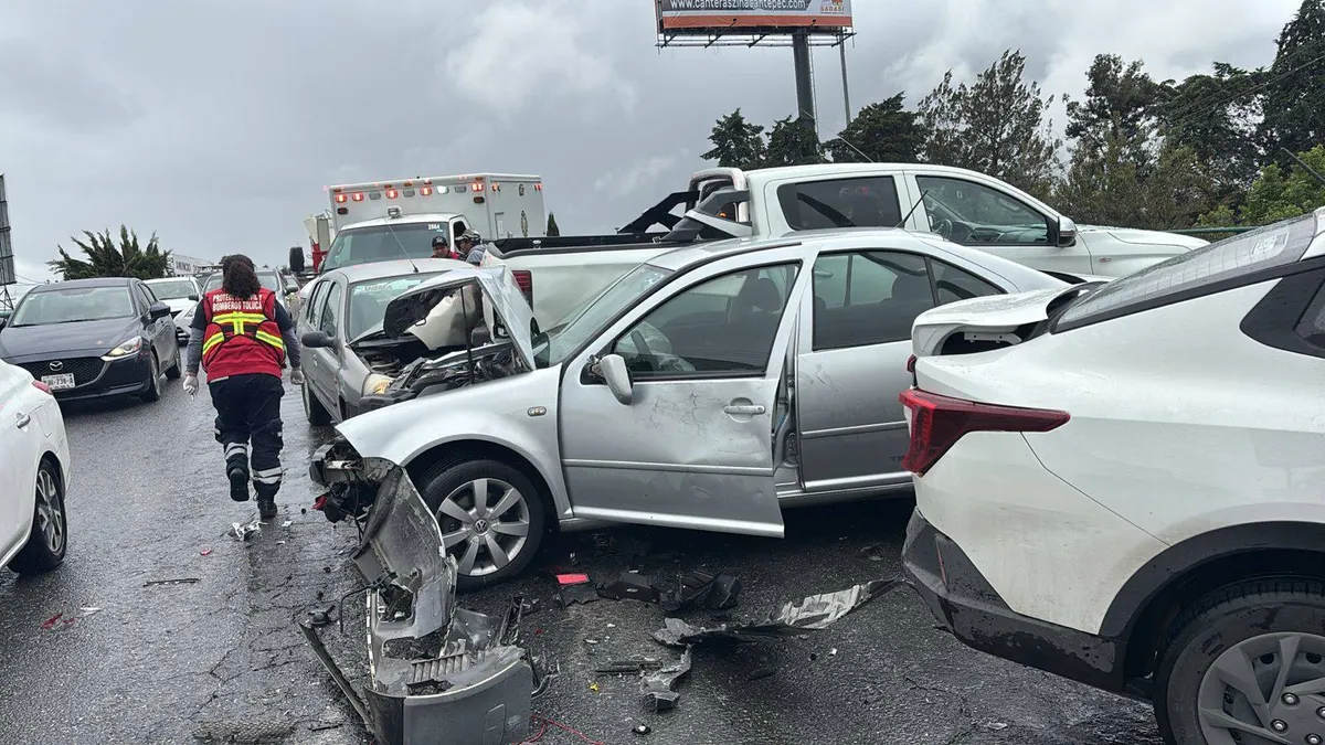 Carambola en Paseo Tollocan colapsa tránsito: seis vehículos involucrados