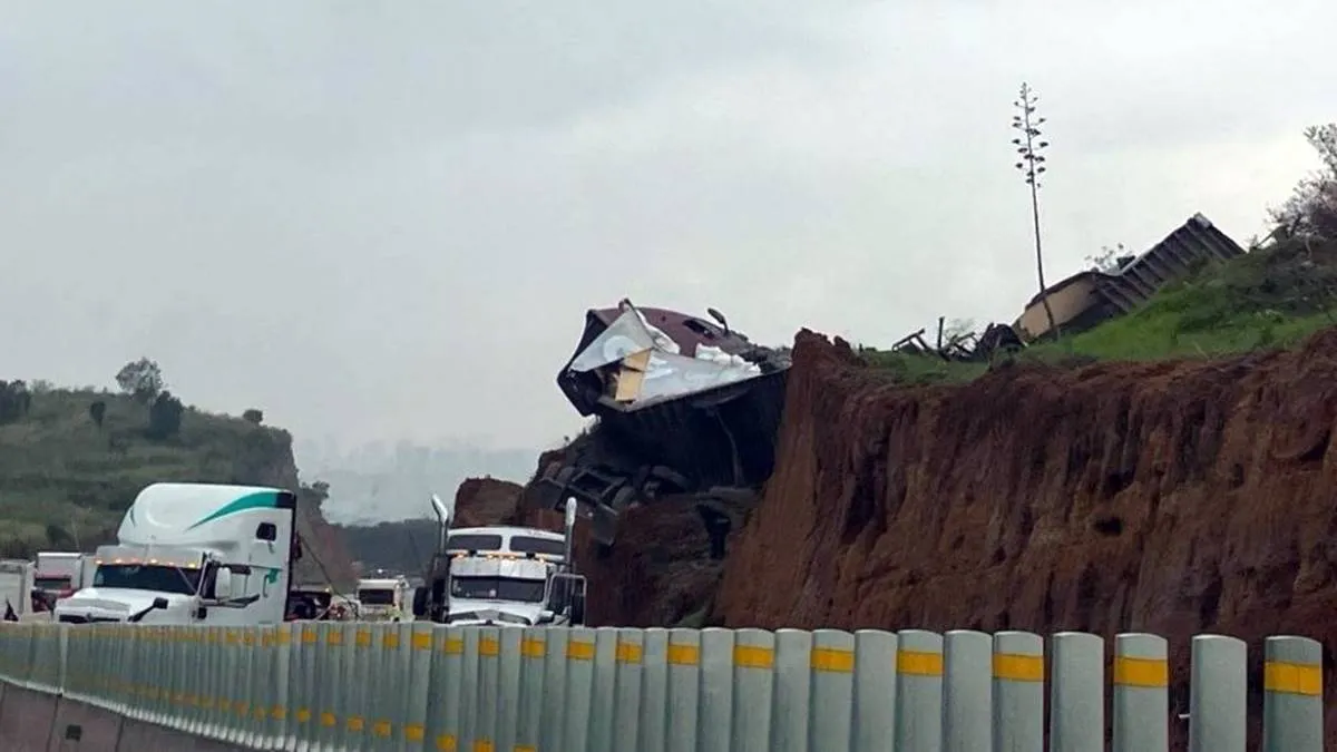 Toluca- Naucalpan: Vuelca tráiler, rampa no fue suficiente