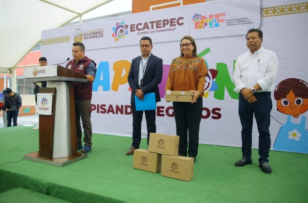 Azucena Cisneros atiende las causas de la inseguridad con bienestar: Entrega 800 pares de zapatos a estudiantes de Ecatepec